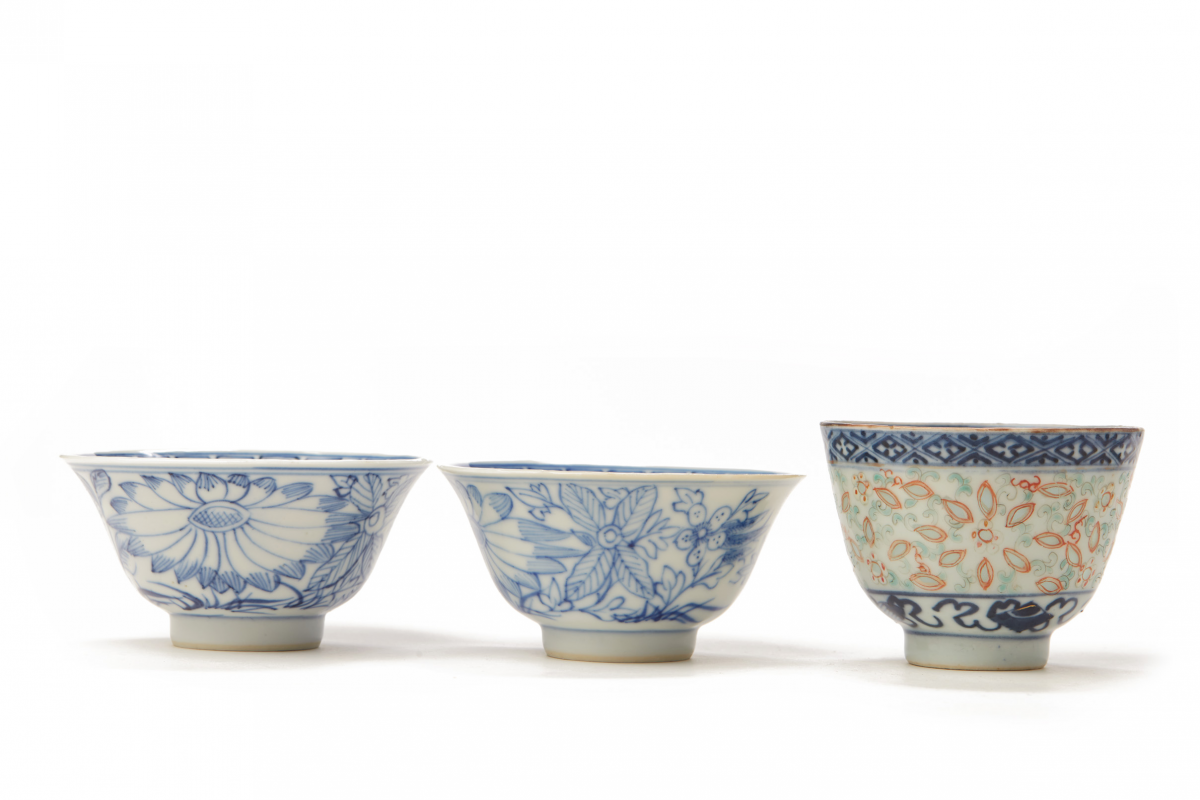 THREE PAIRS OF CHINESE BLUE & WHITE PORCELAIN TEA BOWLS - Image 2 of 5