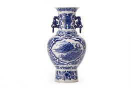 A TWIN HANDLED BLUE & WHITE BALUSTER VASE