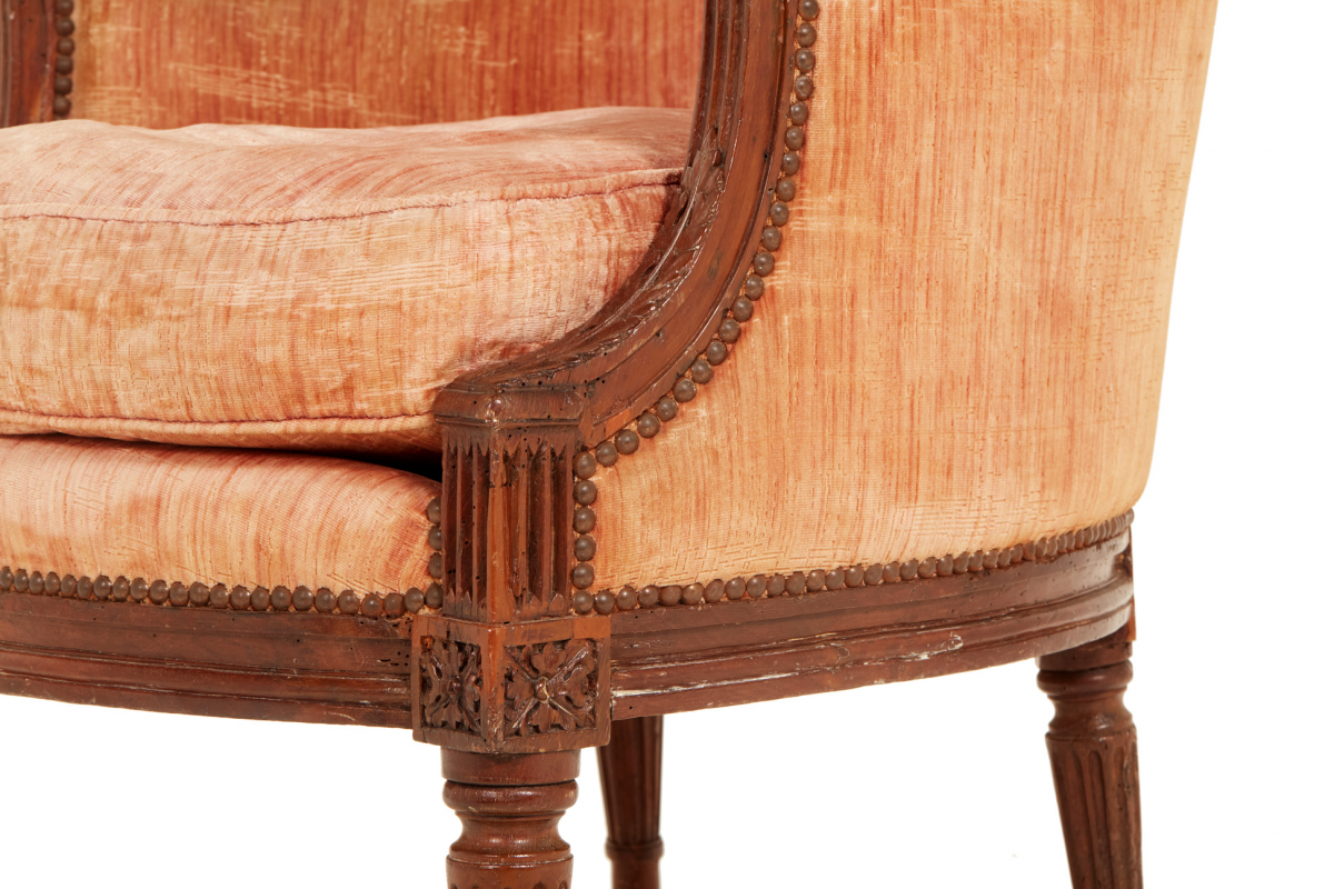 AN ANTIQUE FRENCH UPHOLSTERED BERGERE - Image 3 of 5