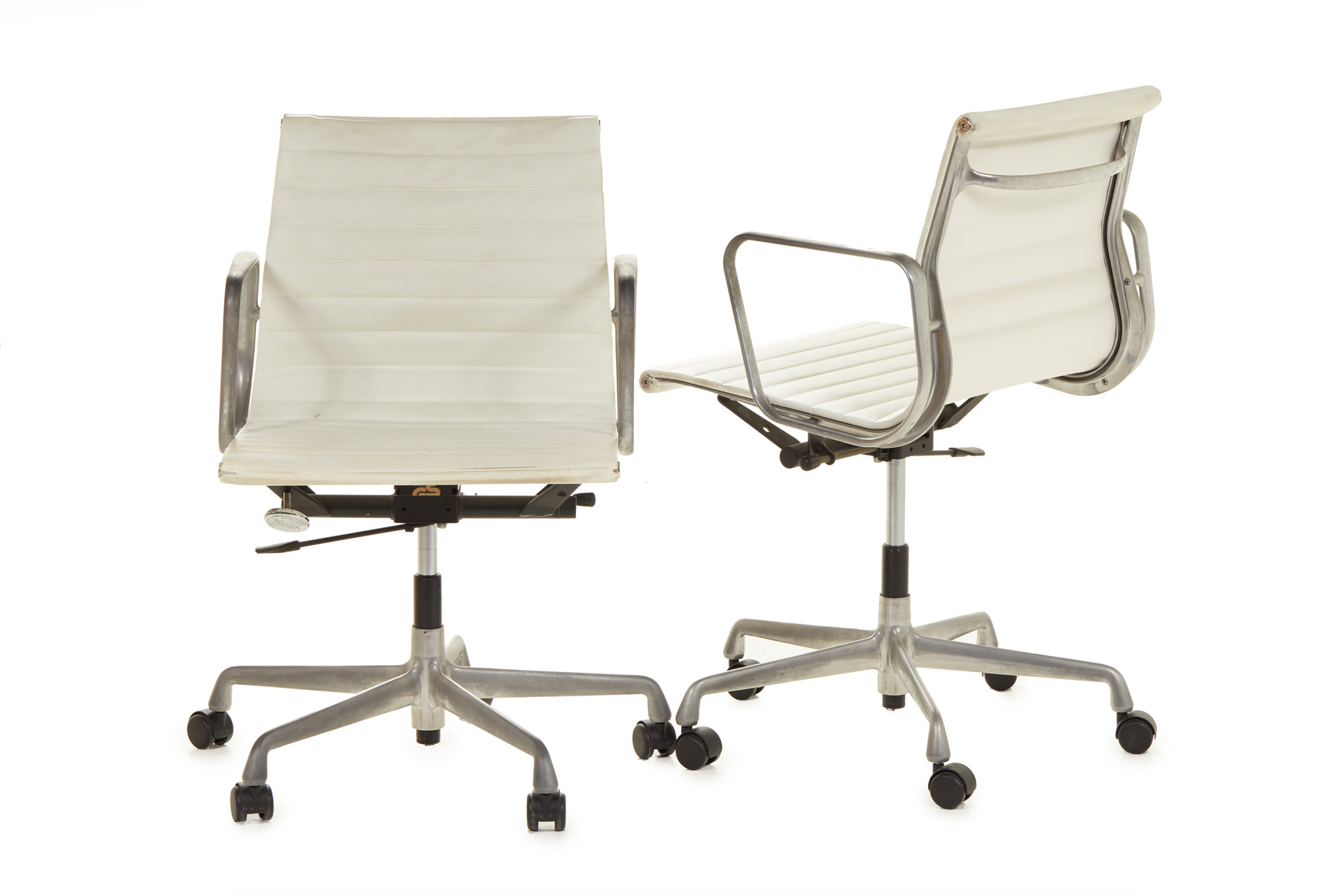 A PAIR OF HERMAN MILLER EAMES CHAIRS - Image 2 of 4