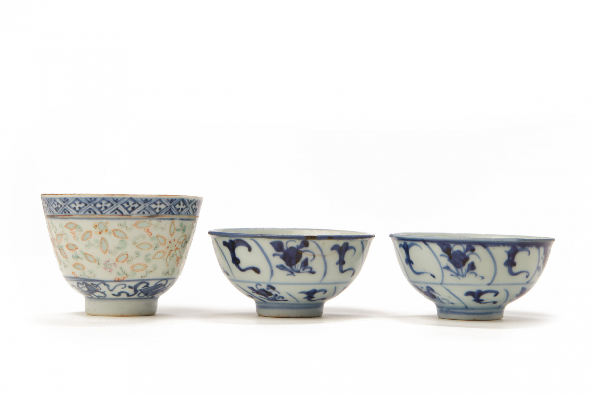 THREE PAIRS OF CHINESE BLUE & WHITE PORCELAIN TEA BOWLS - Image 3 of 5