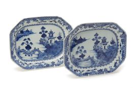 A PAIR OF CHINESE EXPORT BLUE AND WHITE PORCELAIN PLATTERS