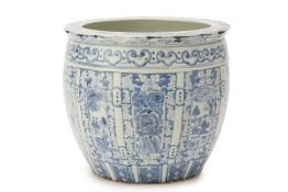 A BLUE AND WHITE PORCELAIN JARDINIERE