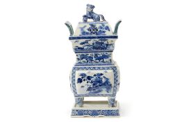 A BLUE AND WHITE PORCELAIN CENSER ON STAND