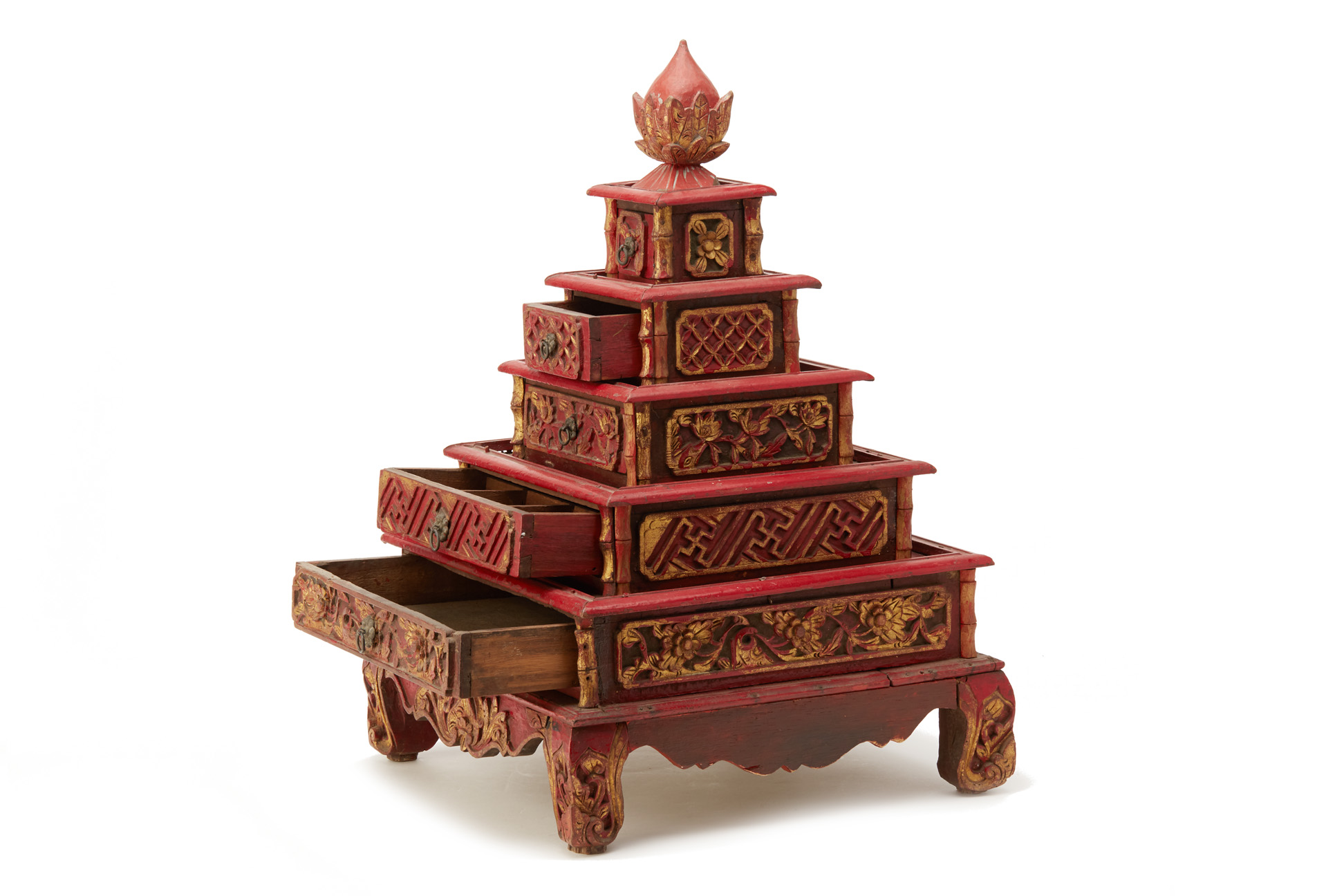 AN INDONESIAN PERANAKAN CARVED RED & GILT FIVE-TIERED BOX - Image 3 of 12
