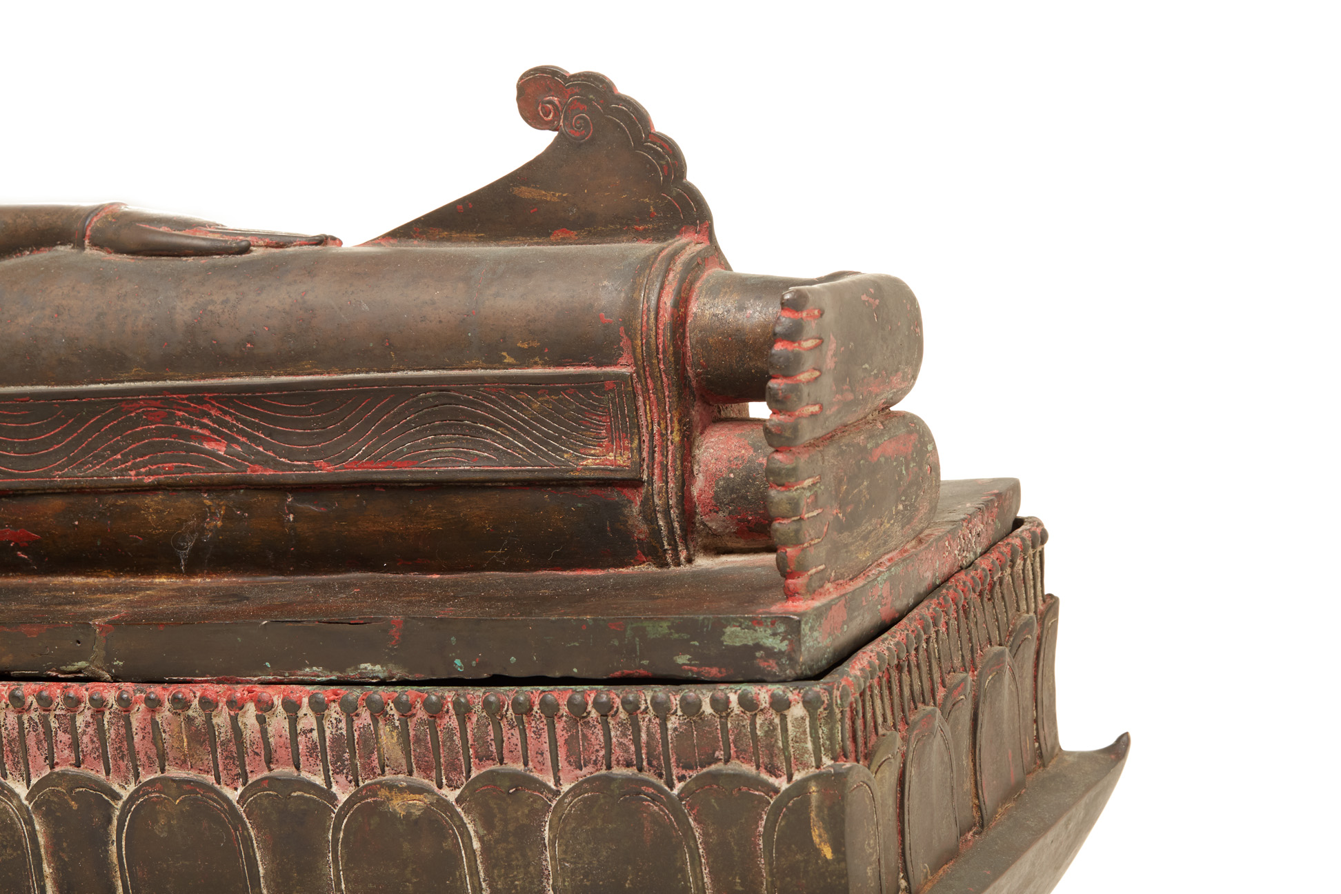 A LARGE SOUTHEAST ASIAN BRONZE FIGURE OF A RECLINING BUDDHA - Image 3 of 6