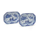 A PAIR OF CHINESE EXPORT BLUE AND WHITE PORCELAIN PLATTERS