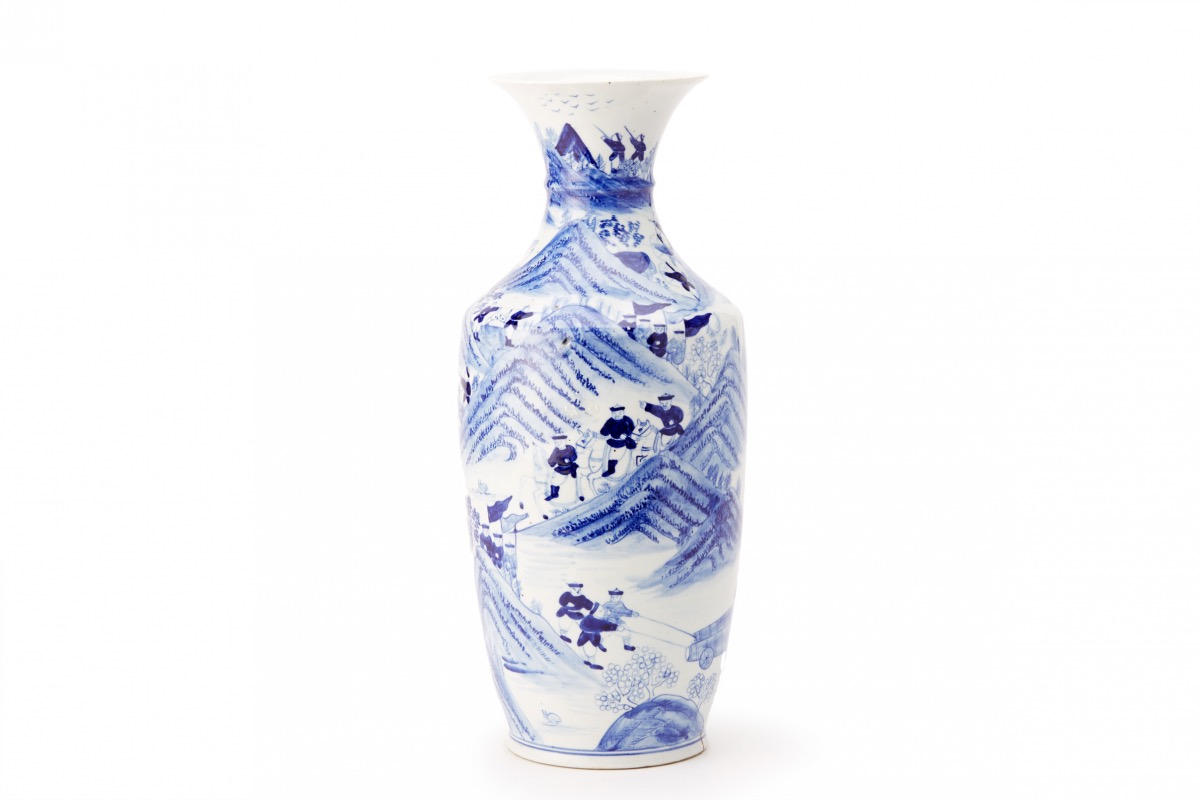 A BLUE AND WHITE PORCELAIN VASE