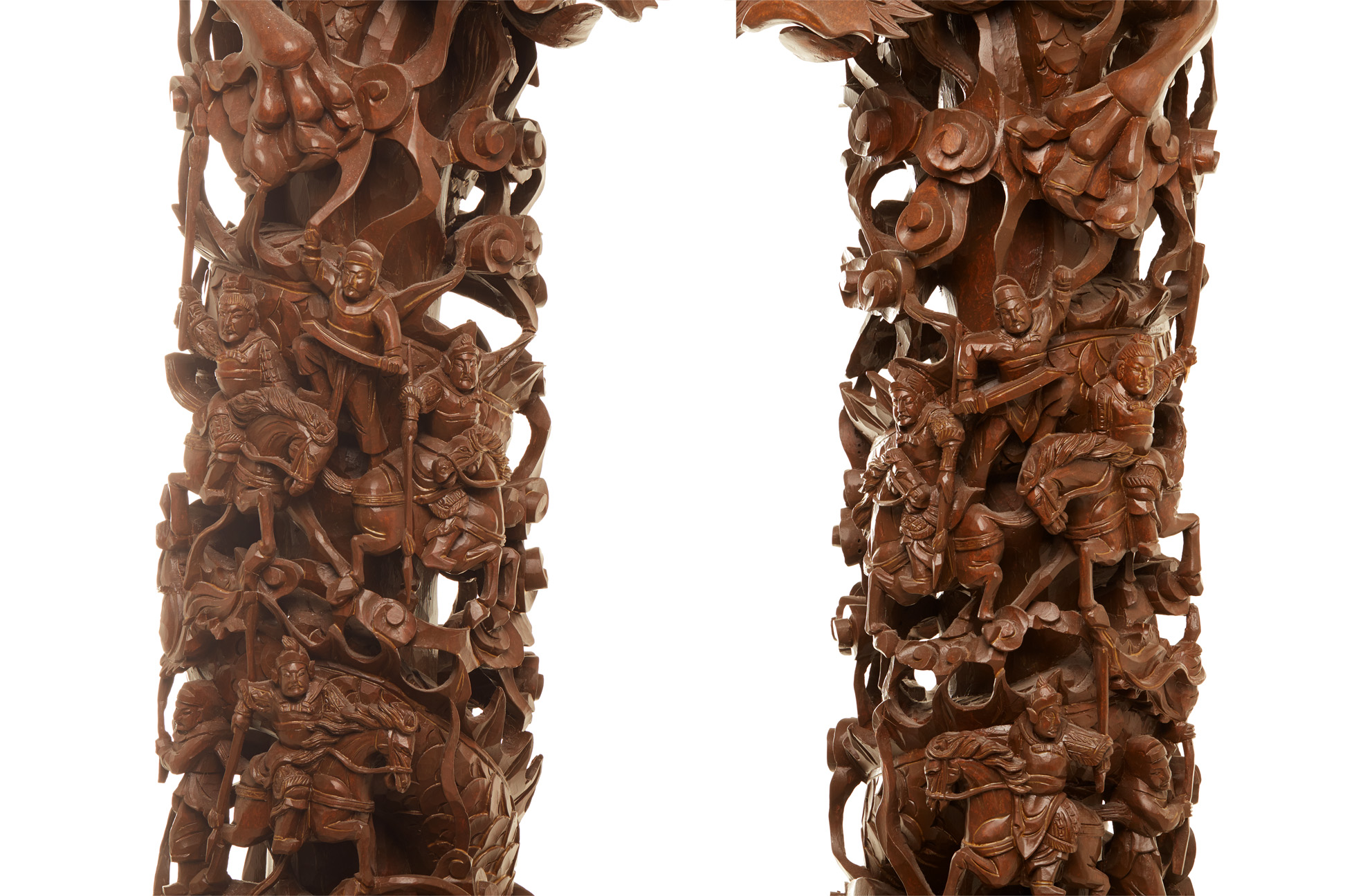 A PAIR OF LARGE CARVED WOOD 'WAR SCENE' PILLARS - Image 3 of 15