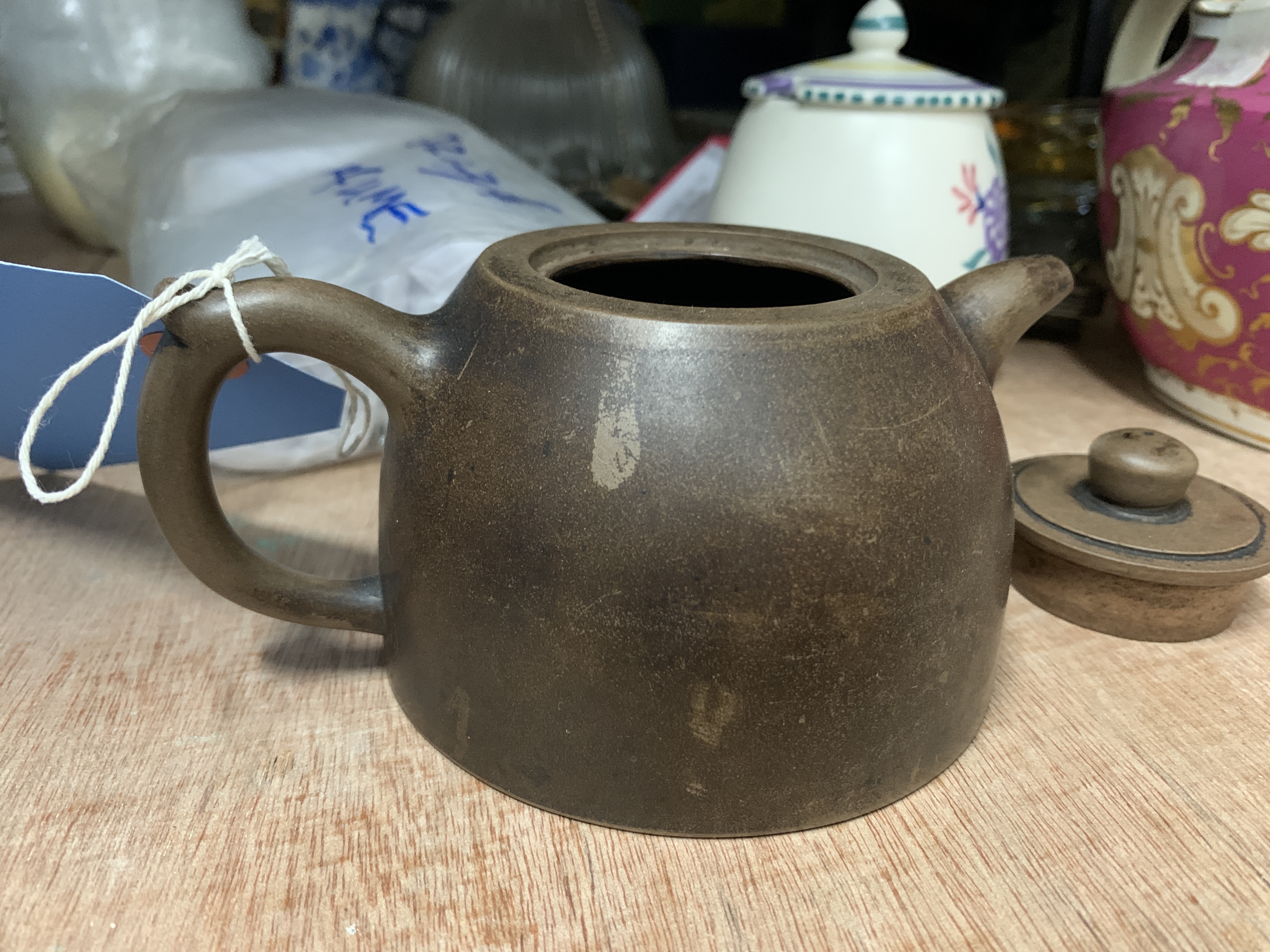 AN INSCRIBED YIXING TEAPOT AND COVER - Image 7 of 10