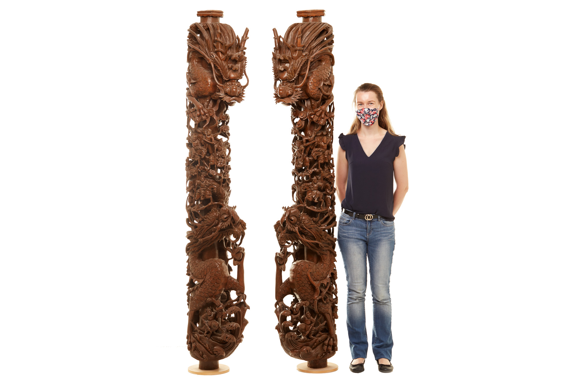 A PAIR OF LARGE CARVED WOOD 'WAR SCENE' PILLARS - Image 4 of 15