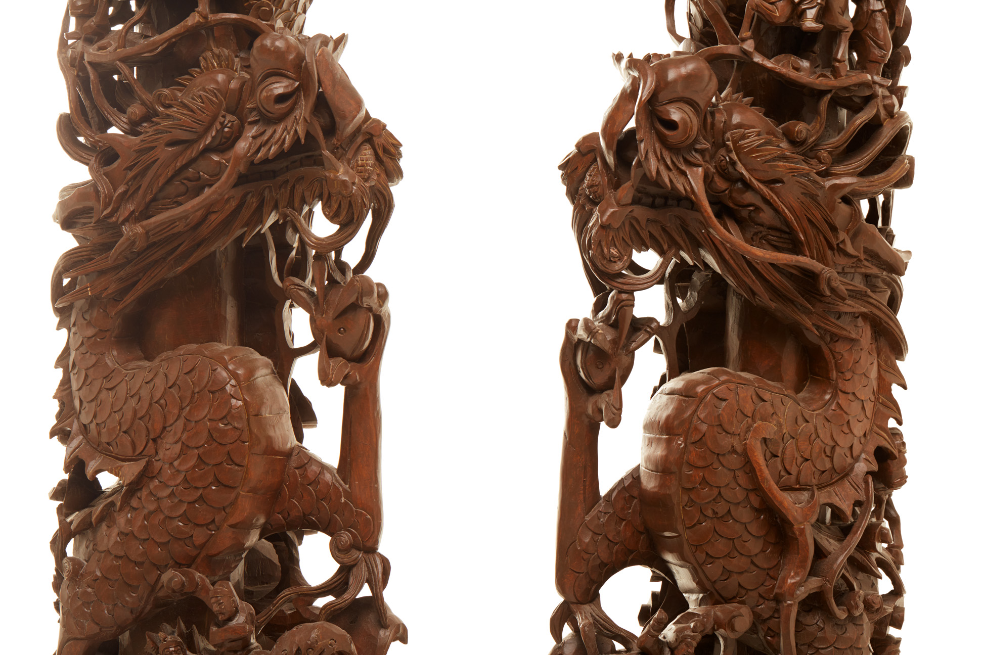 A PAIR OF LARGE CARVED WOOD 'WAR SCENE' PILLARS - Image 5 of 15
