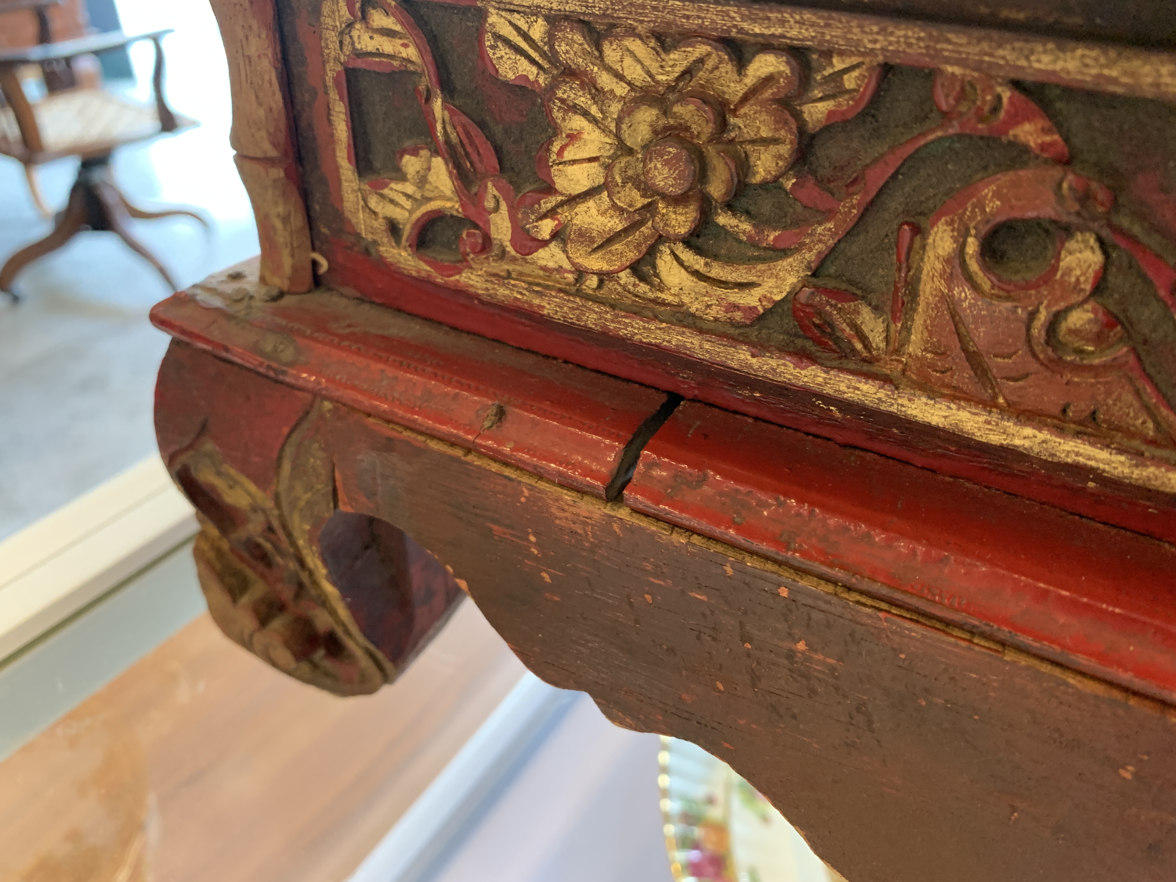 AN INDONESIAN PERANAKAN CARVED RED & GILT FIVE-TIERED BOX - Image 7 of 12