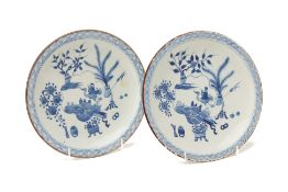 A PAIR OF BLUE AND WHITE PORCELAIN PLATES