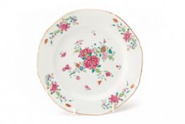 A FAMILLE ROSE PORCELAIN PLATE