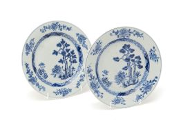 A PAIR OF CHINESE EXPORT BLUE AND WHITE PORCELAIN PLATES