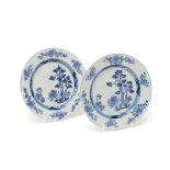 A PAIR OF CHINESE EXPORT BLUE AND WHITE PORCELAIN PLATES