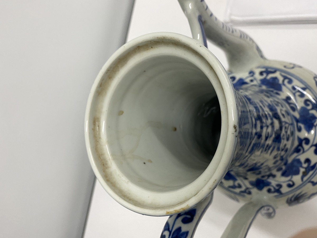 A LARGE BLUE AND WHITE PORCELAIN EWER - Image 8 of 9