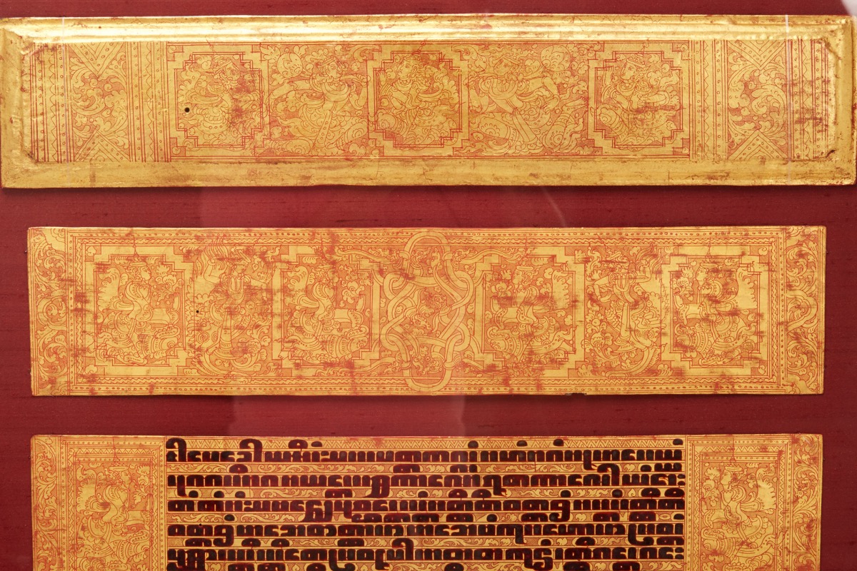 A SET OF ANTIQUE GILT BURMESE SCRIPTURE PANELS IN TWO FRAMES - Image 3 of 9