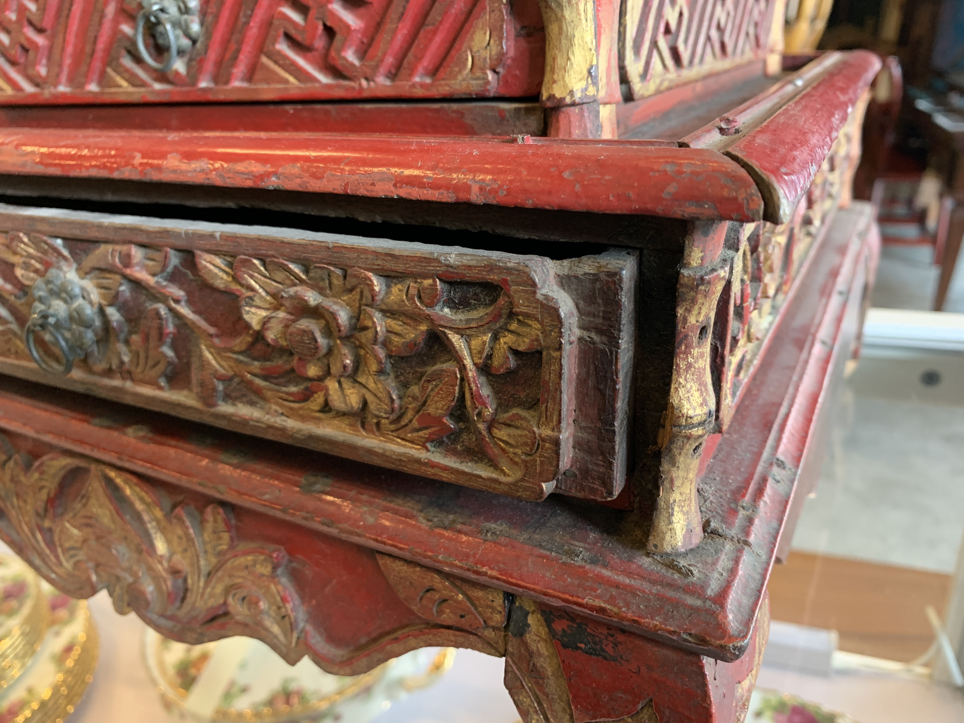 AN INDONESIAN PERANAKAN CARVED RED & GILT FIVE-TIERED BOX - Image 4 of 12