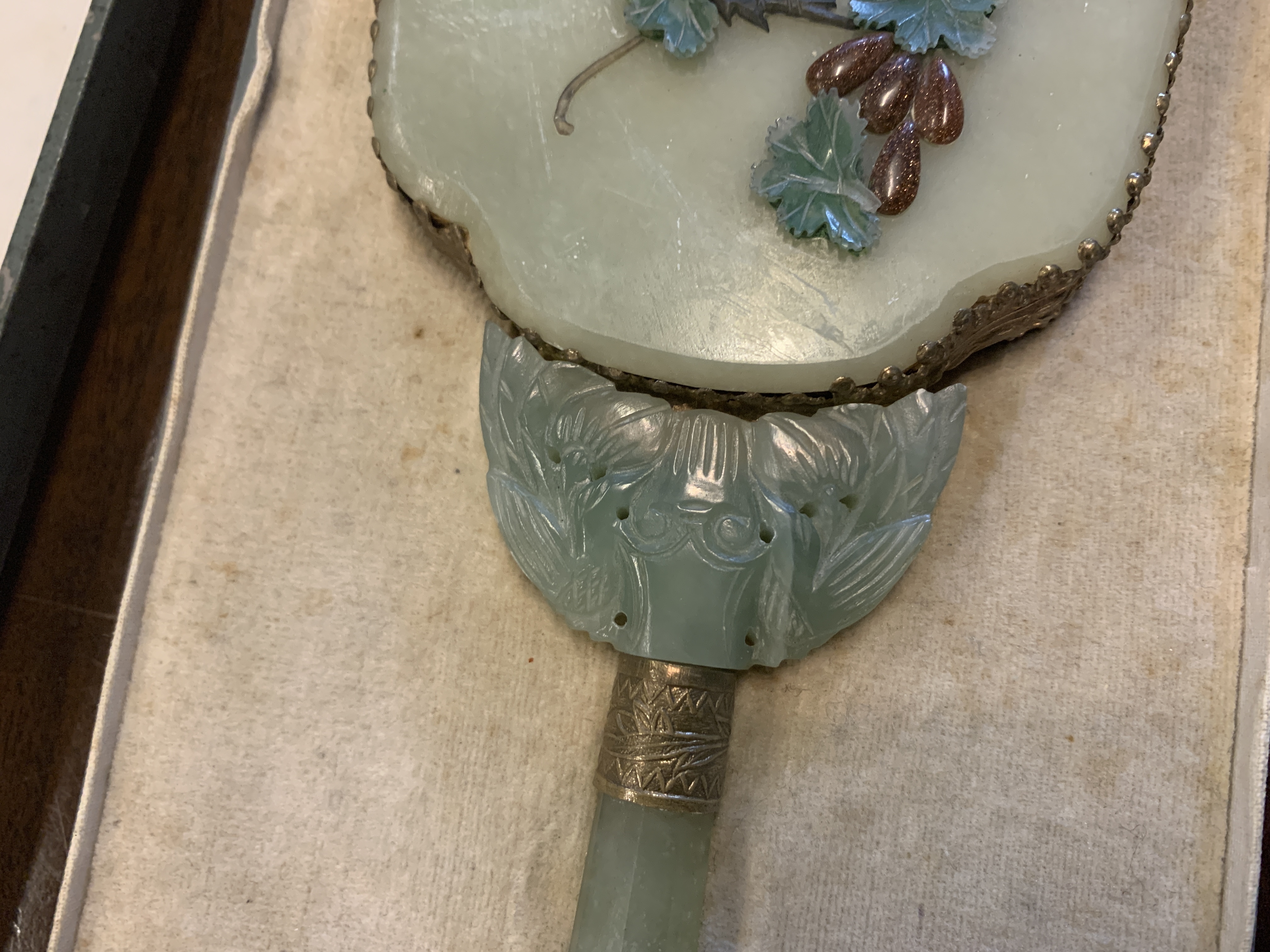 A JADE AND HARDSTONE INLAID HAND MIRROR - Image 9 of 9