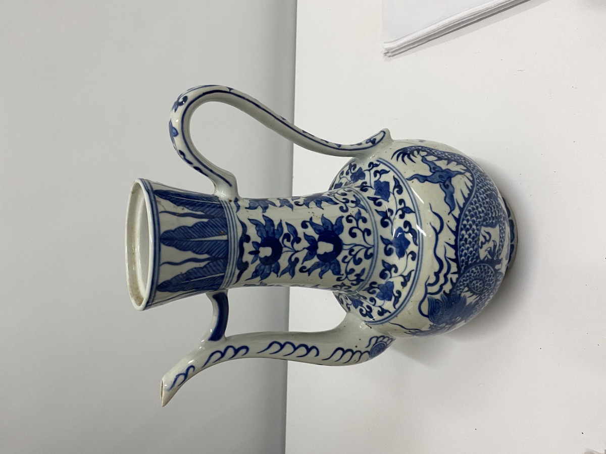 A LARGE BLUE AND WHITE PORCELAIN EWER - Image 5 of 9
