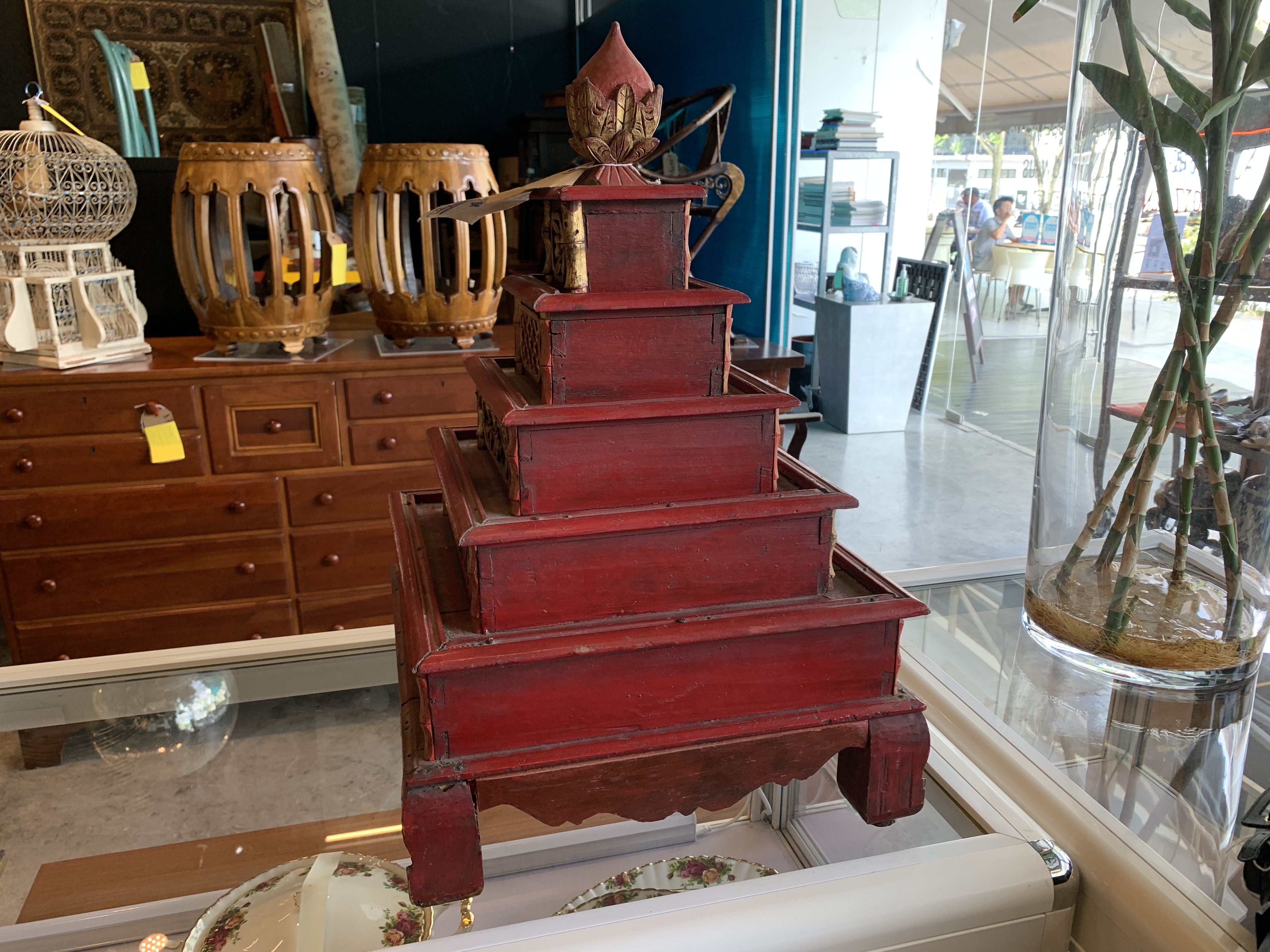 AN INDONESIAN PERANAKAN CARVED RED & GILT FIVE-TIERED BOX - Image 11 of 12