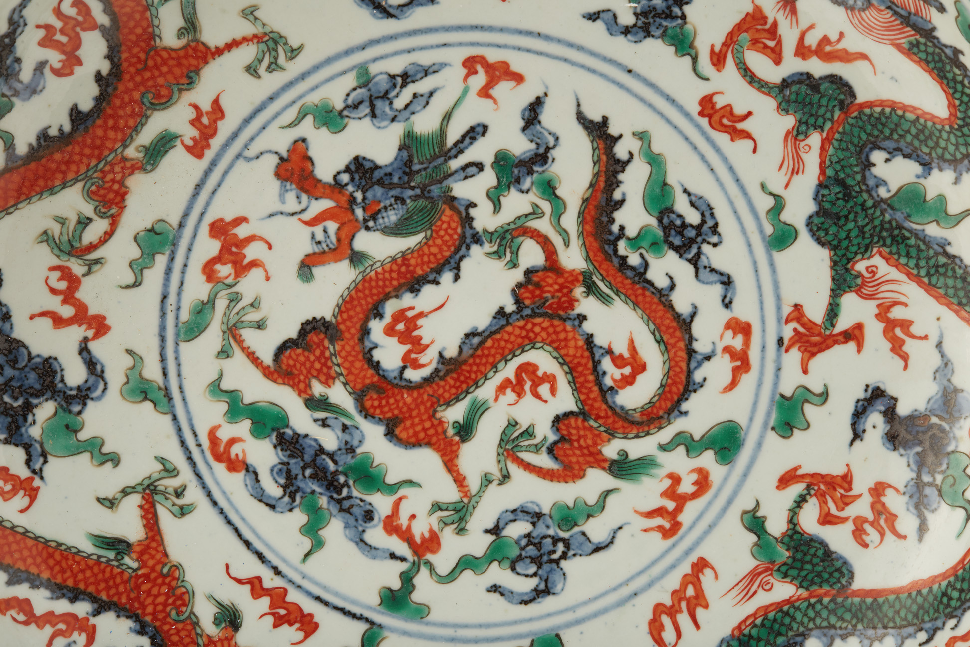 A WUCAI DRAGON DISH - Image 2 of 3