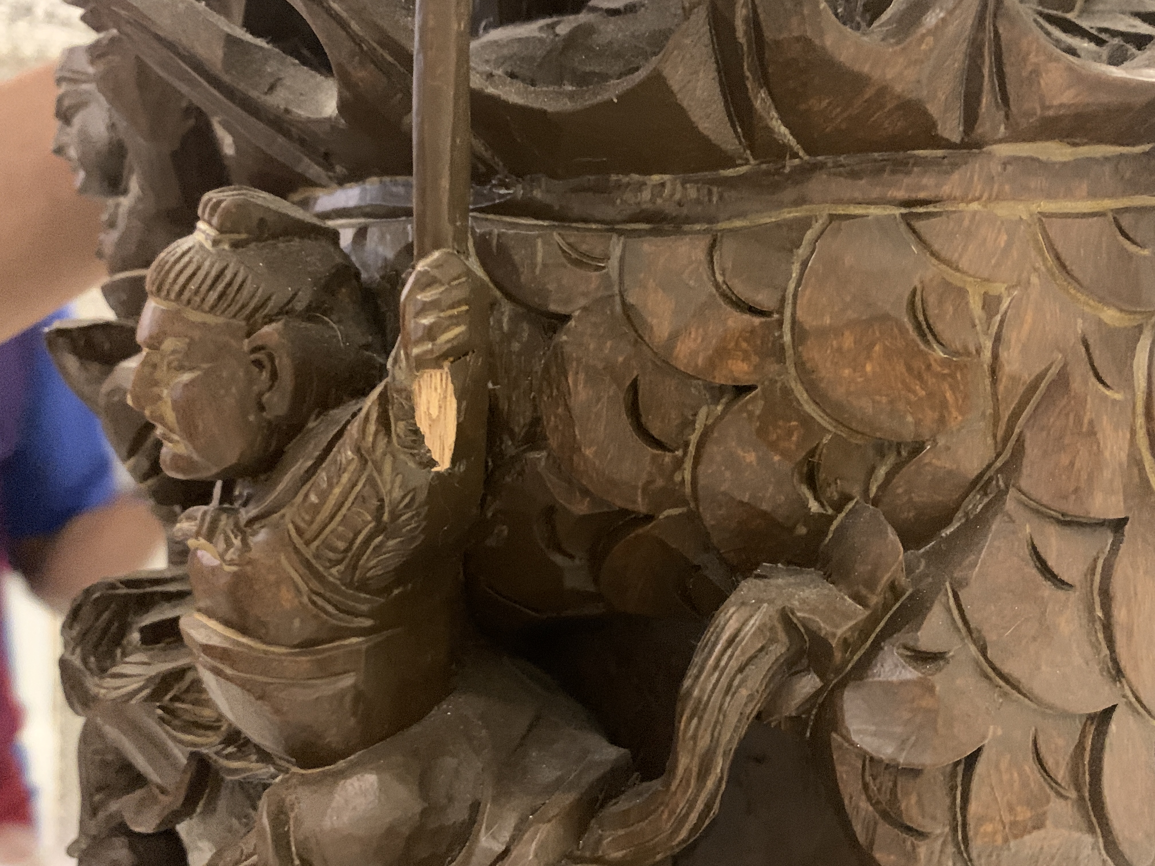 A PAIR OF LARGE CARVED WOOD 'WAR SCENE' PILLARS - Image 13 of 15