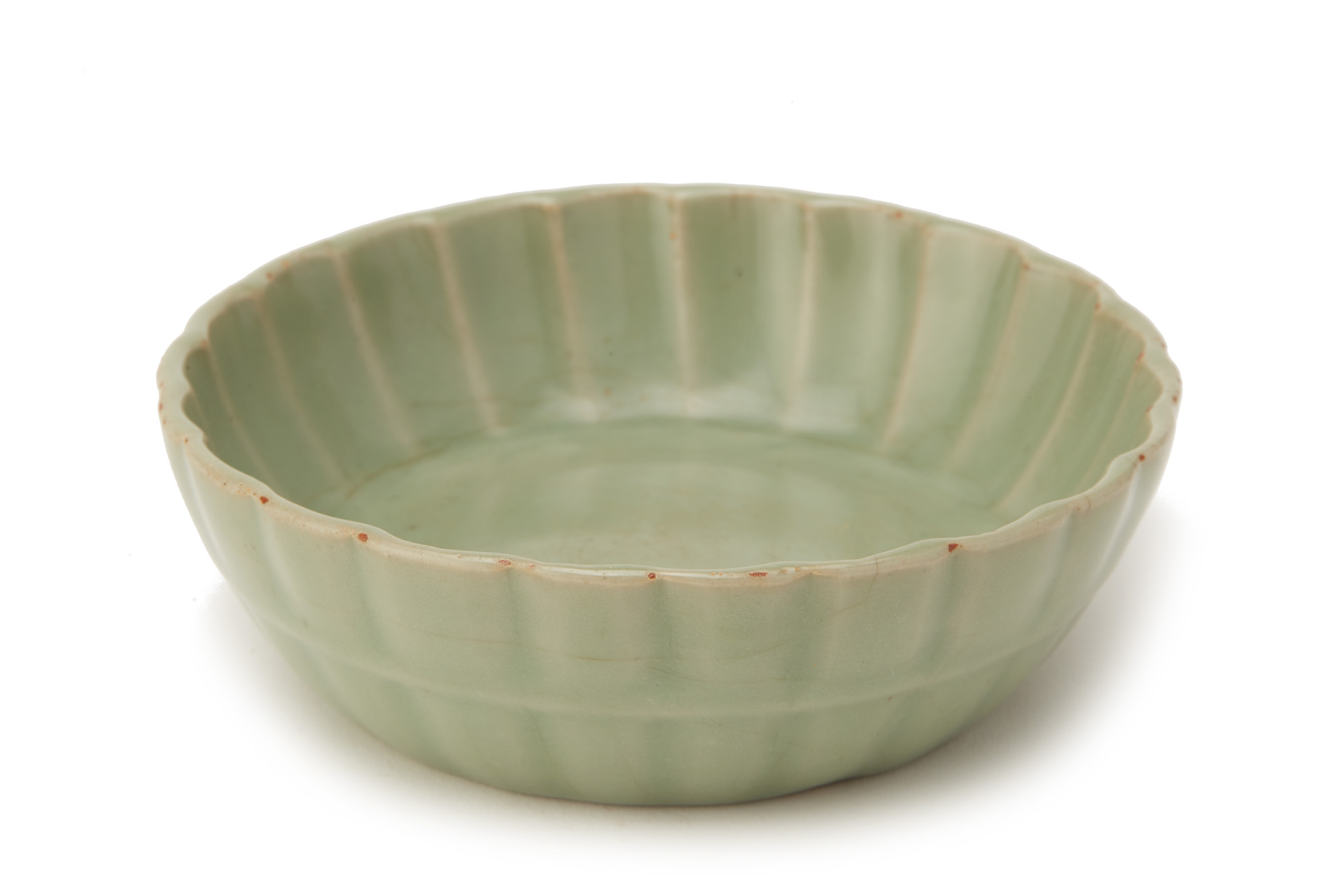 A SMALL PETAL LOBED CELADON BOWL OR WASHER
