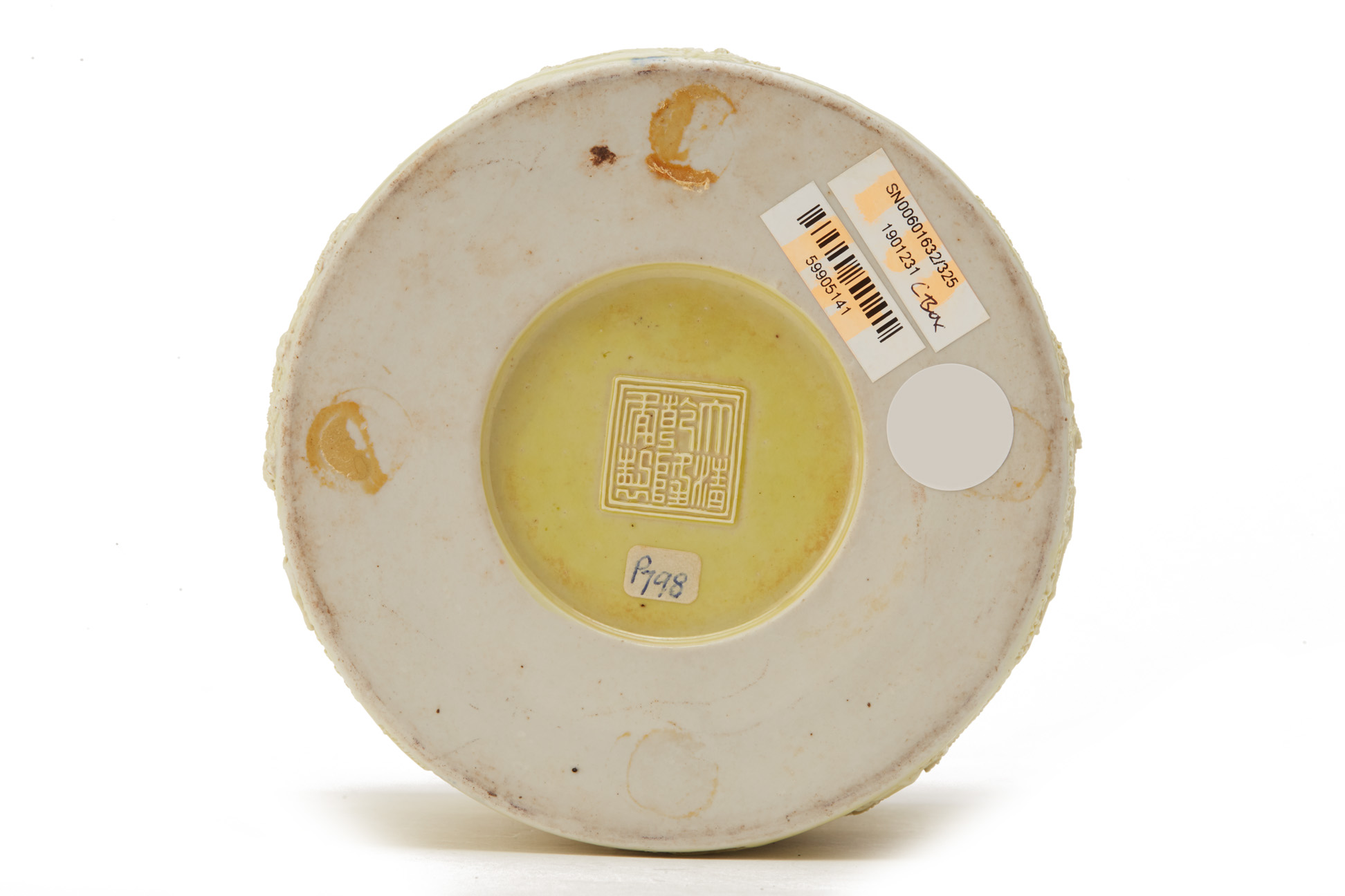 A CARVED & MOULDED LEMON YELLOW-ENAMELLED BRUSH POT - Image 6 of 13