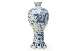 A LARGE BLUE AND WHITE PORCELAIN BALUSTER VASE