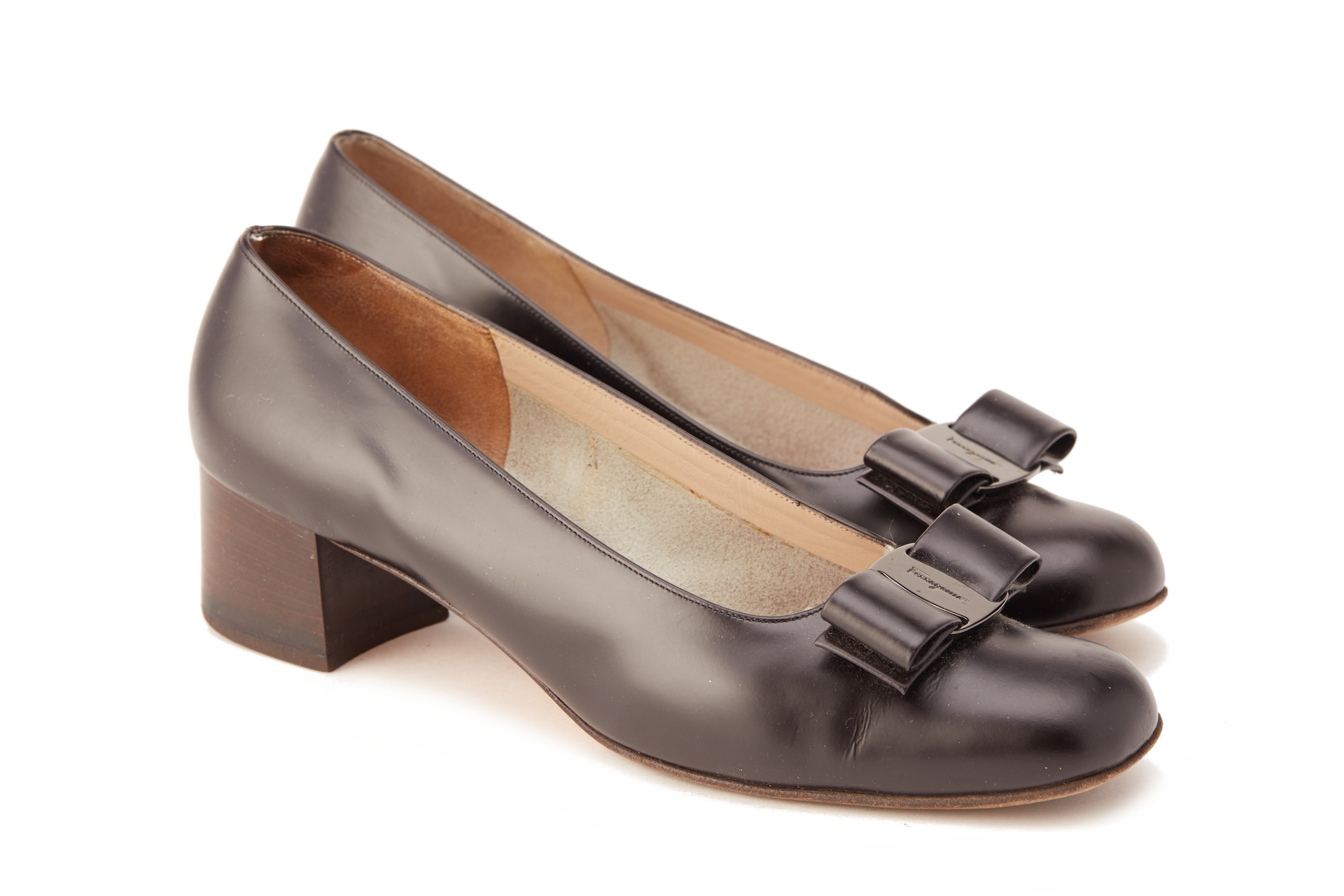 A PAIR OF SALVATORE FERRAGAMO BLACK MATTE HEELS US 9 - Image 2 of 4