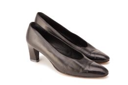 A PAIR OF ROBERT CLERGERIE CLASSIC BLACK LEATHER HEELS EU 39