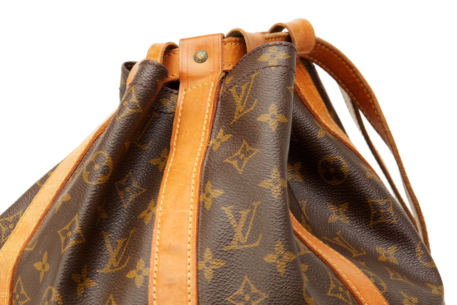 A LOUIS VUITTON LARGE VINTAGE MONOGRAM BUCKET BAG - Image 2 of 4