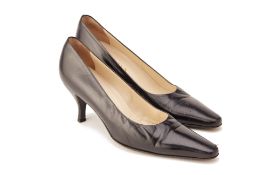 A PAIR OF PRADA BLACK LEATHER HEELS EU 39.5