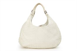 A BOTTEGA VENETA CREAM INTRECCIATO LEATHER HANDBAG