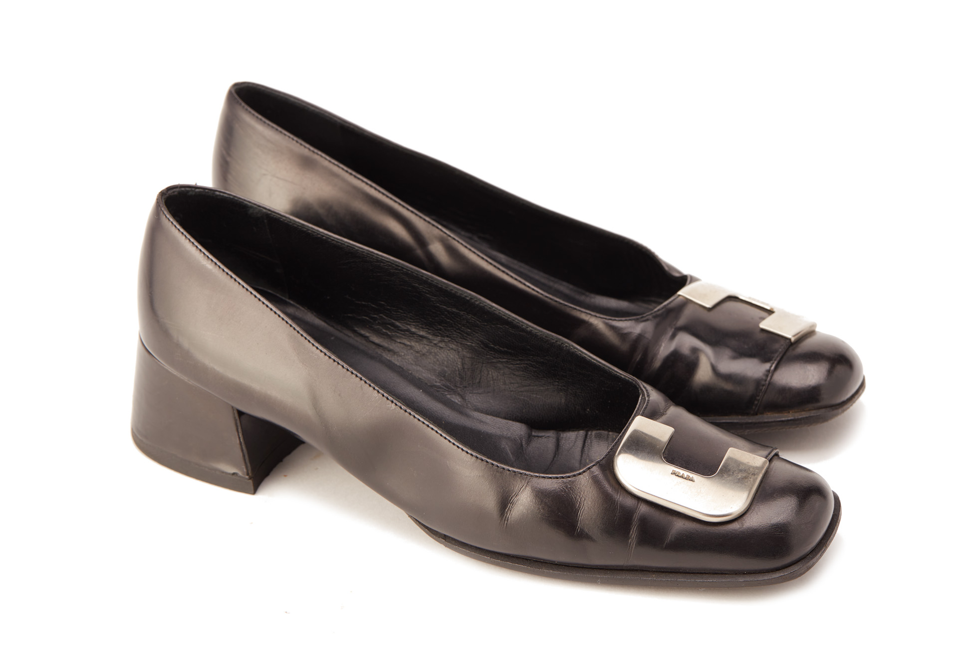 A PAIR OF BLACK PRADA PATENT LEATHER HEELS EU 39.5