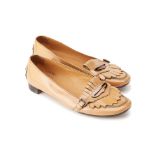A PAIR OF TOD'S TAN PATENT LEATHER DRIVING SHOES EU 39