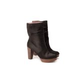 A PAIR OF ROBERT CLERGERIE BLACK 'LOTUS' BOOTS US 8
