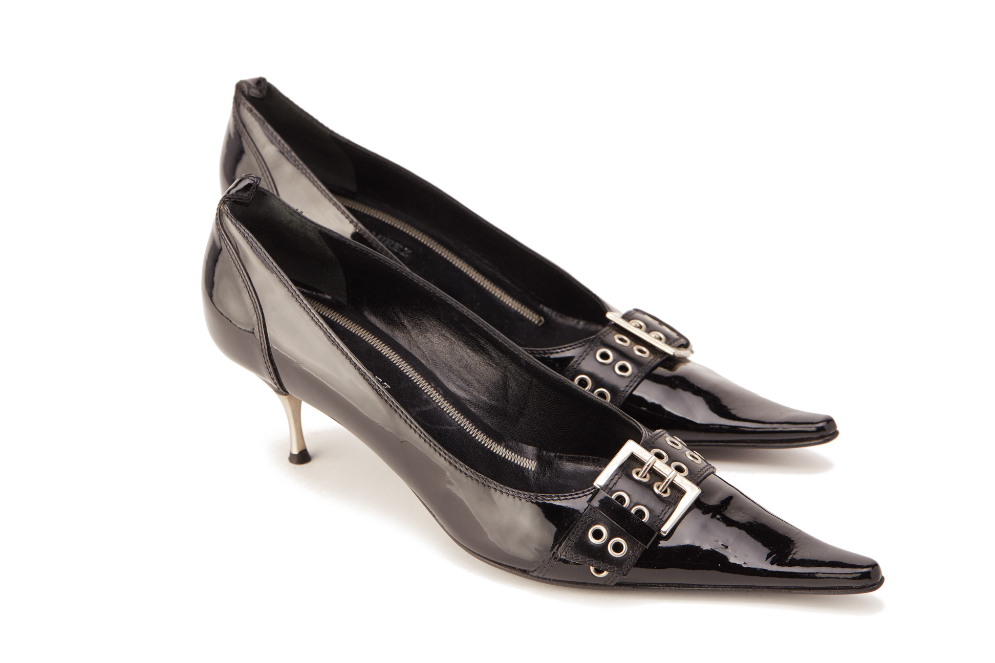 A PAIR OF RAMIREZ PATENT BLACK KITTEN HEELS EU 39