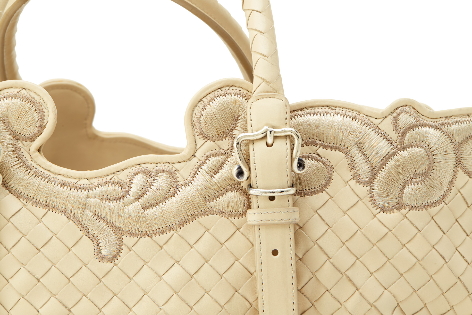 A BOTTEGA VENETA WOVEN LEATHER CREAM HANDBAG - Image 2 of 4