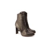 A PAIR OF STEPHAN KELIAN BLACK LEATHER ANKLE BOOTS SIZE 7