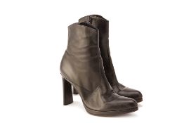 A PAIR OF STEPHAN KELIAN BLACK LEATHER ANKLE BOOTS SIZE 7