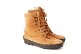A PAIR OF TOD'S BROWN SUEDE ANKLE BOOTS EU 39.5