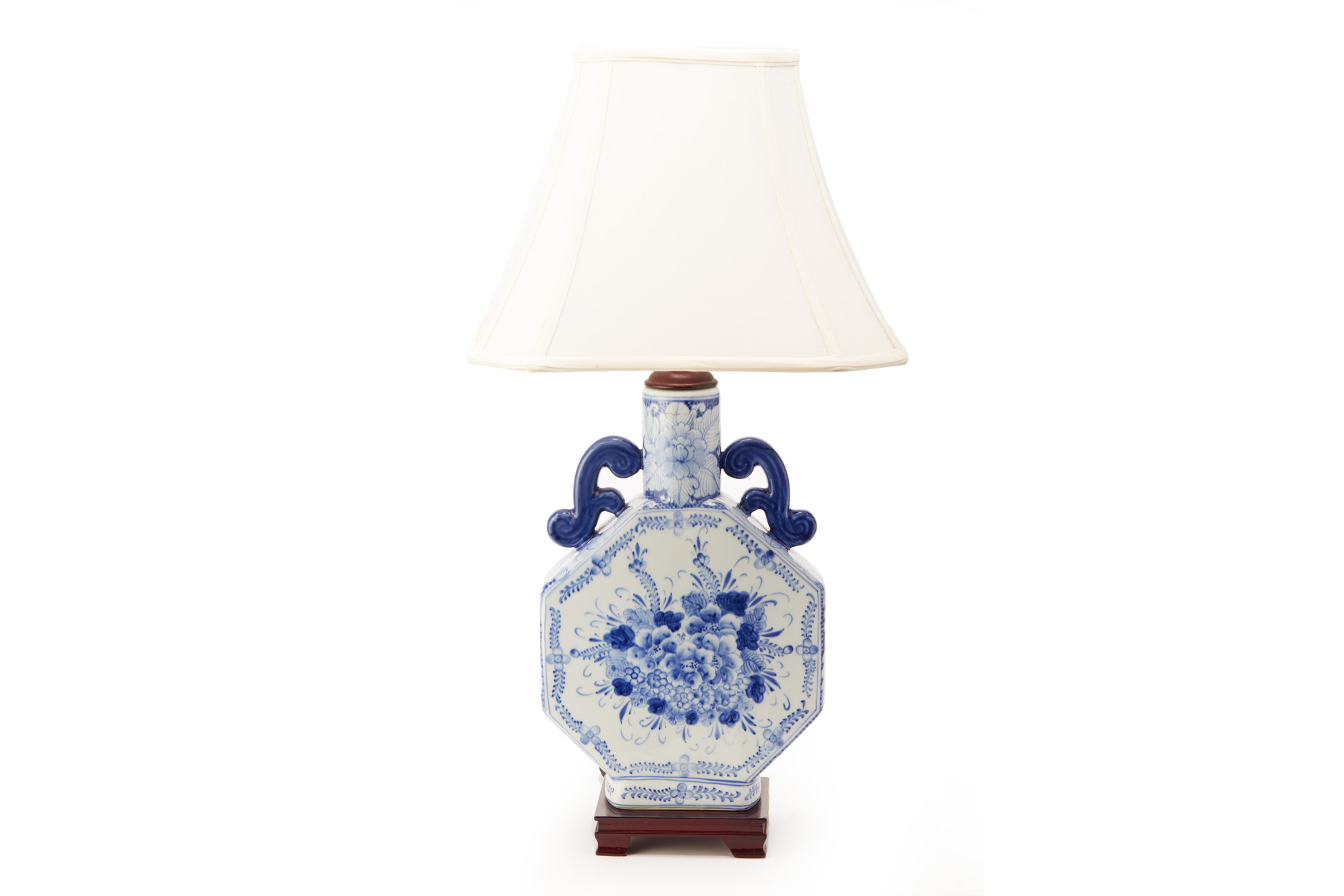 A LARGE BLUE & WHITE PORCELAIN LAMP