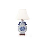 A LARGE BLUE & WHITE PORCELAIN LAMP