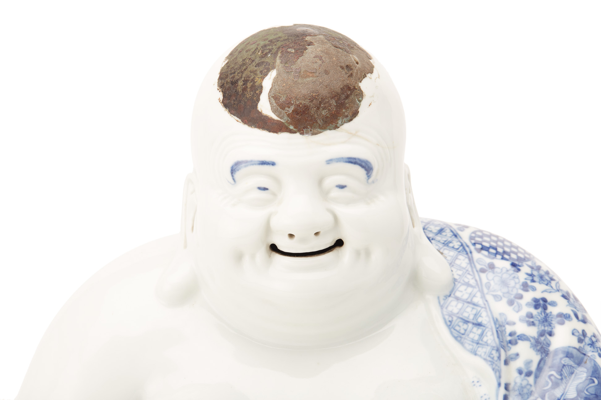 A BLUE AND WHITE PORCELAIN FIGURE OF BUDAI - Image 2 of 4