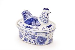 A BLUE & WHITE NESTING CHICKEN DISH AND COVER