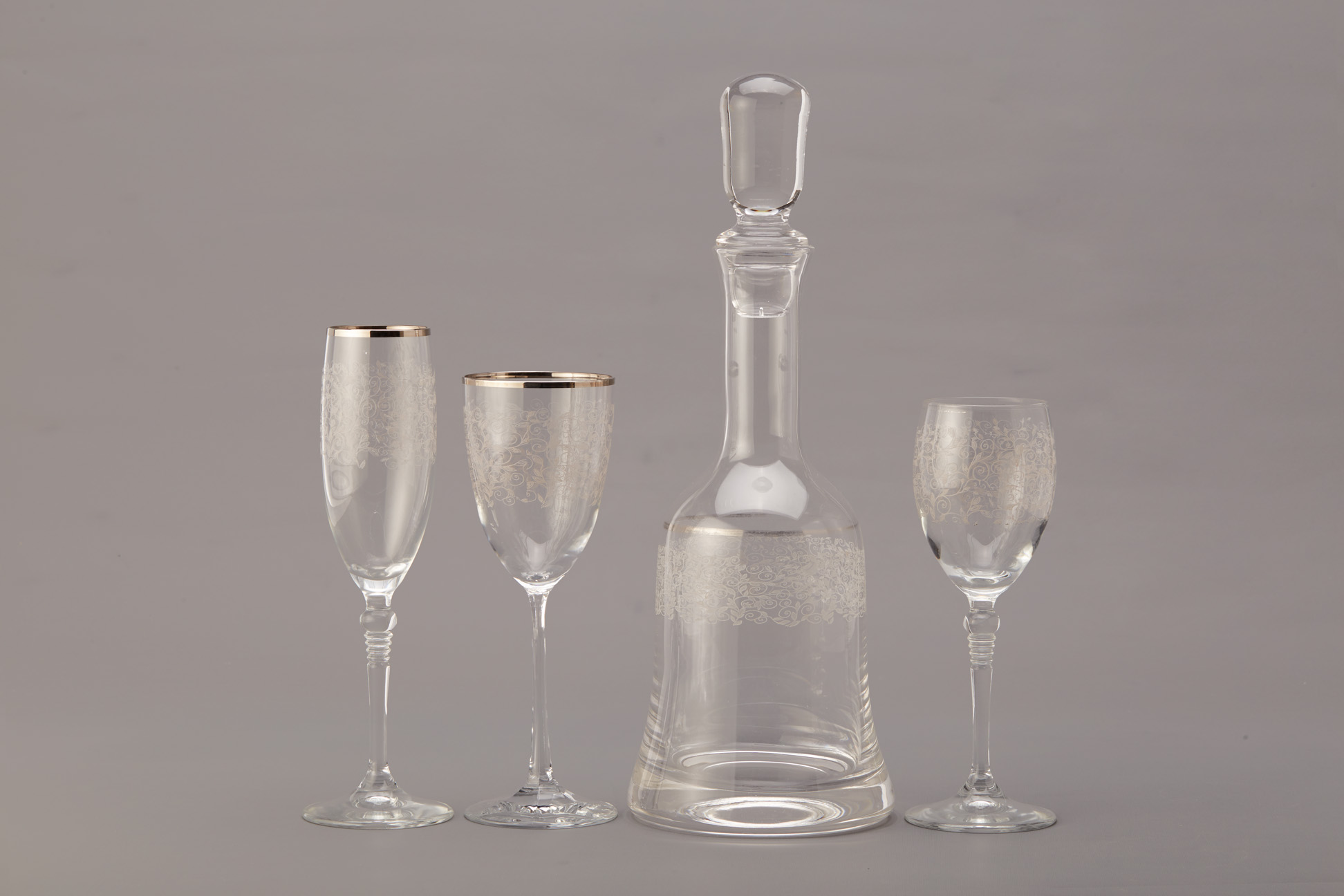 A PART SERVICE OF GLASSWARE WITH FOLIATE DECORATION - Image 2 of 3